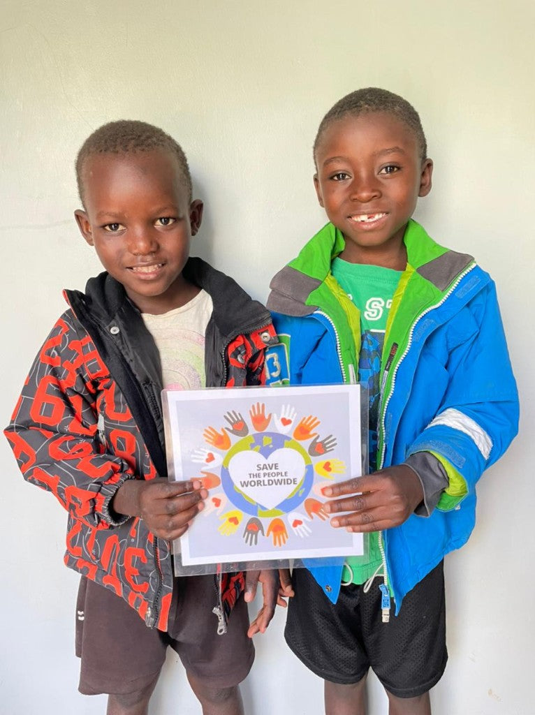 Zwei Jungen mit dem Logo von Save the People Worldwide