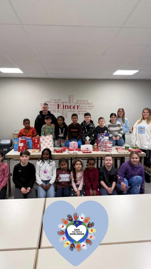 Kindergruppe bei einer Geschenkaktion