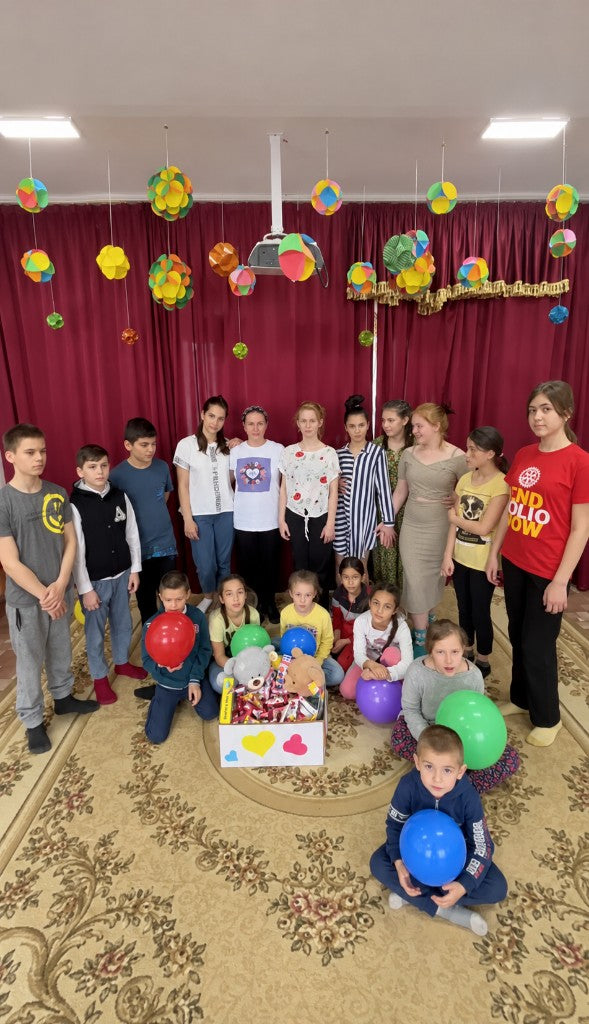 Kindergruppe mit Ballons und Geschenken